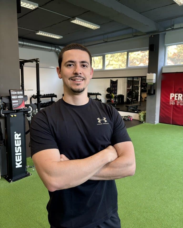 Viktor Karlík v gyme, kde appku denne používa pri tréningoch